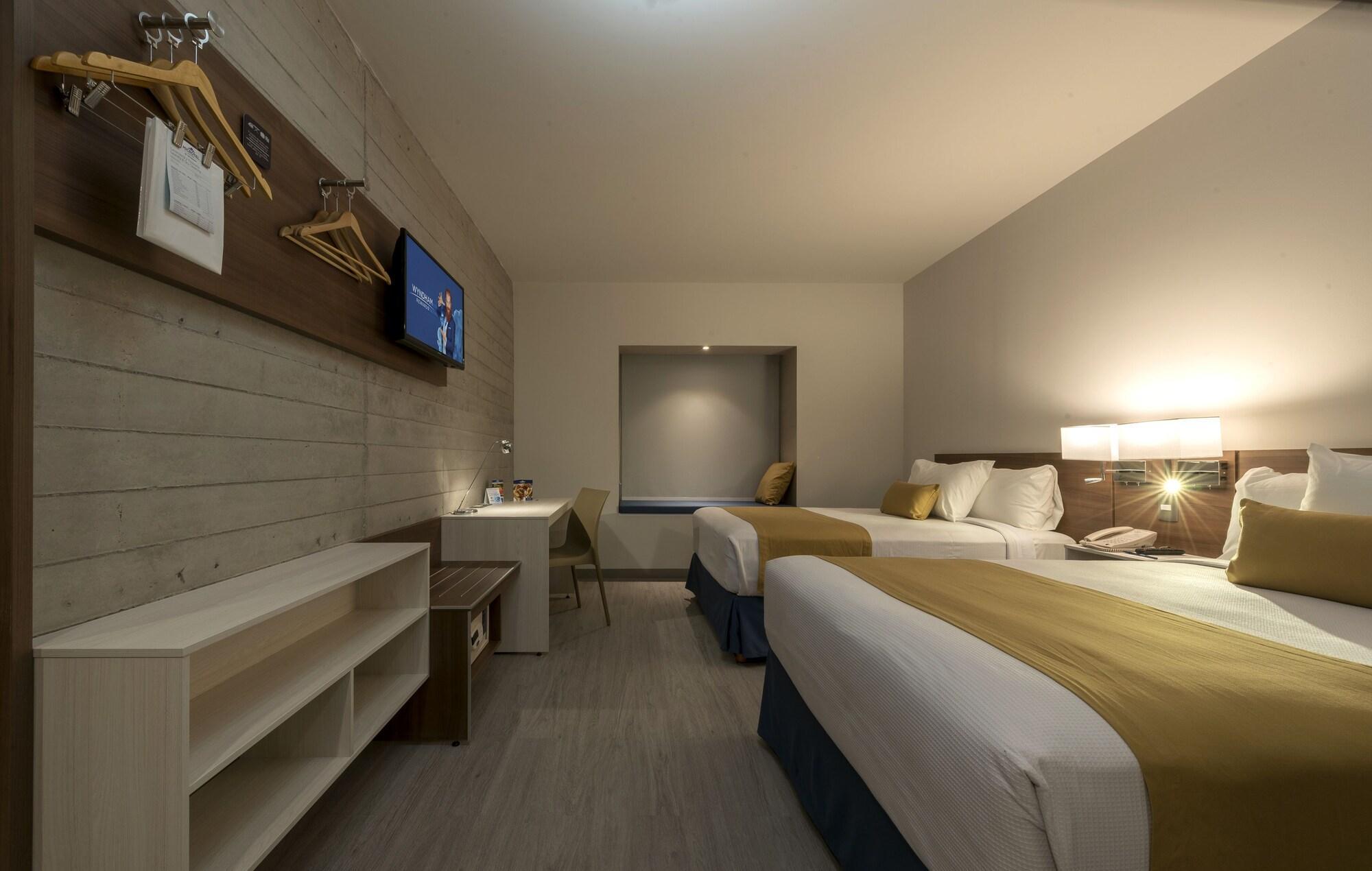 Microtel Inn & Suites By Wyndham Irapuato Exterior photo