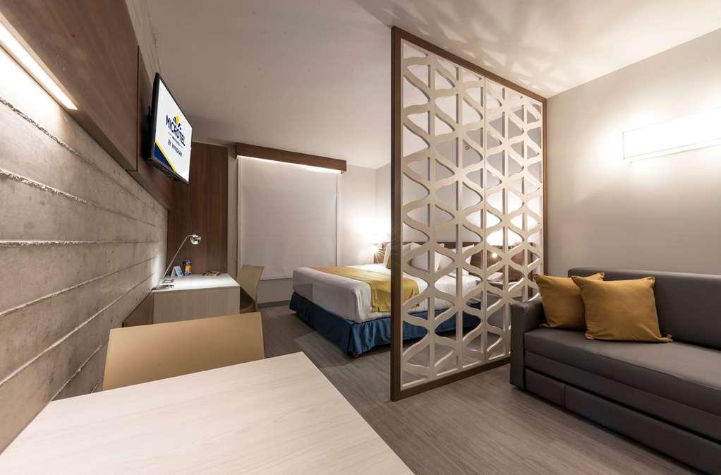 Microtel Inn & Suites By Wyndham Irapuato Room photo
