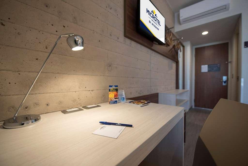 Microtel Inn & Suites By Wyndham Irapuato Room photo