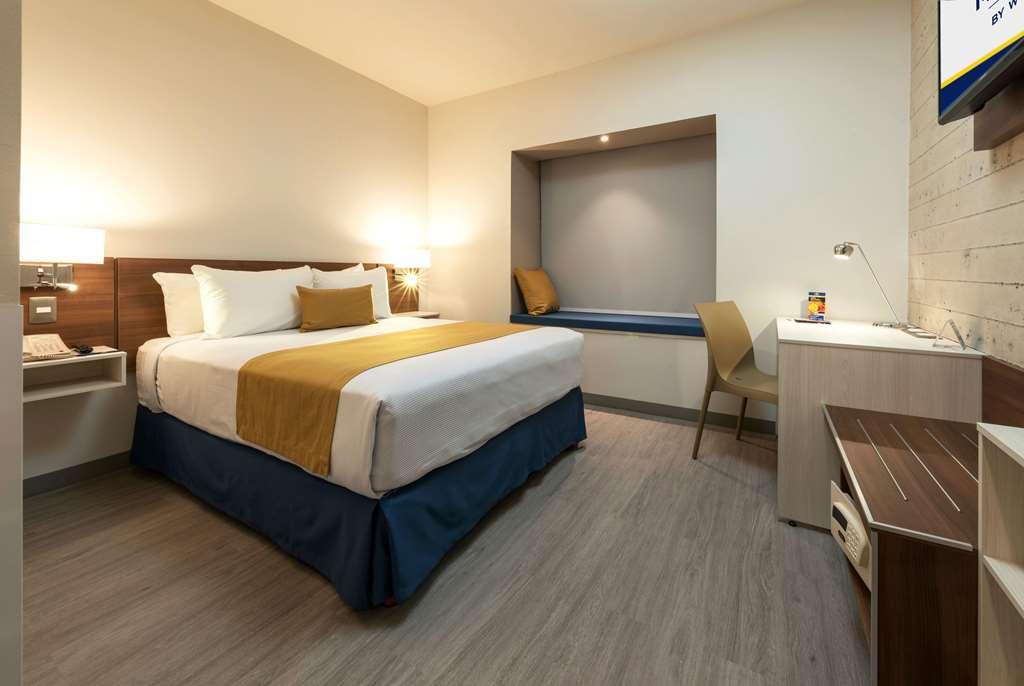 Microtel Inn & Suites By Wyndham Irapuato Room photo